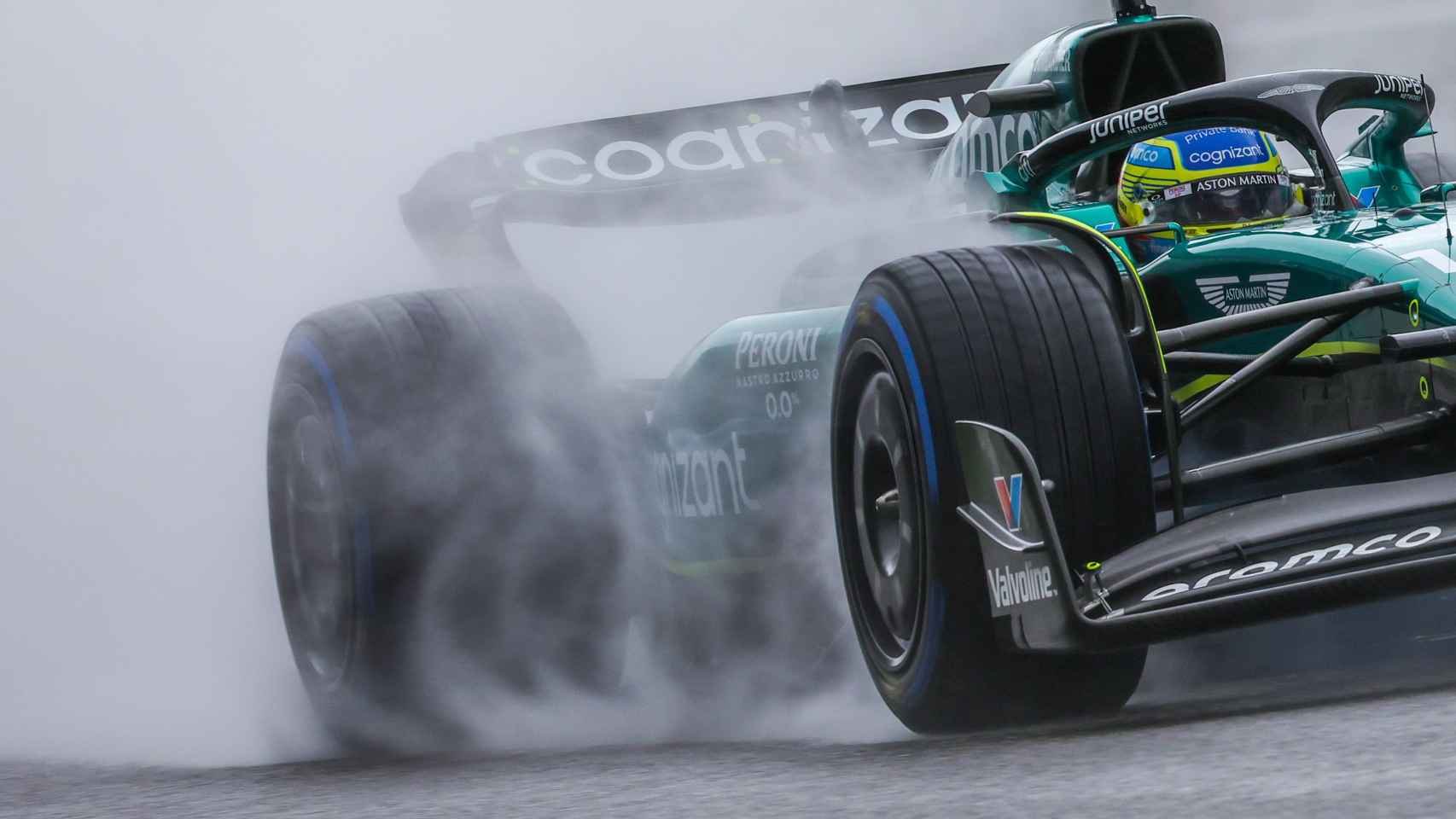 Fernando Alonso corriendo bajo la lluvia en el circuito de Spa