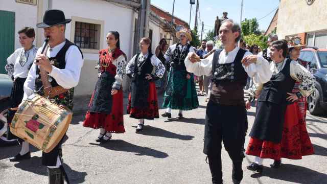 Bailes tradicionales para honrar a Santo Domingo de Guzmán en Doñinos