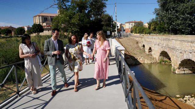 la consejera de Movilidad y Transformación Digital, María González Corral, visita junto a David Esteban, alcalde de Medina de Rioseco, la pasarela