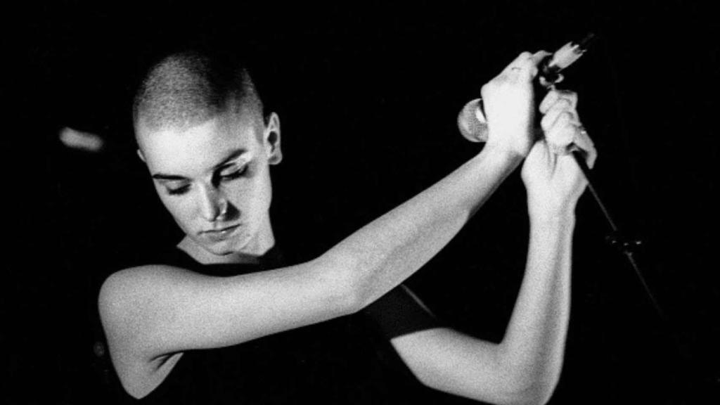 Sinéad O'Connor, en una de sus actuaciones.