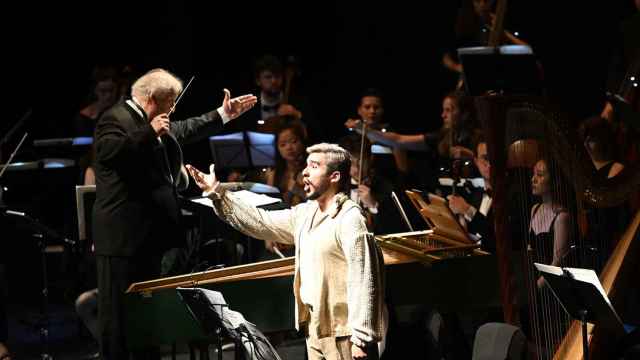 El director Péter Csaba y el tenor César Arrieta durante 'El retablo de Maese Pedro'. Foto: Elena Torcida