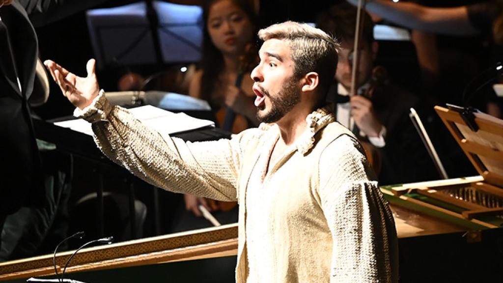 El director Péter Csaba y el tenor César Arrieta durante 'El retablo de Maese Pedro'. Foto: Elena Torcida