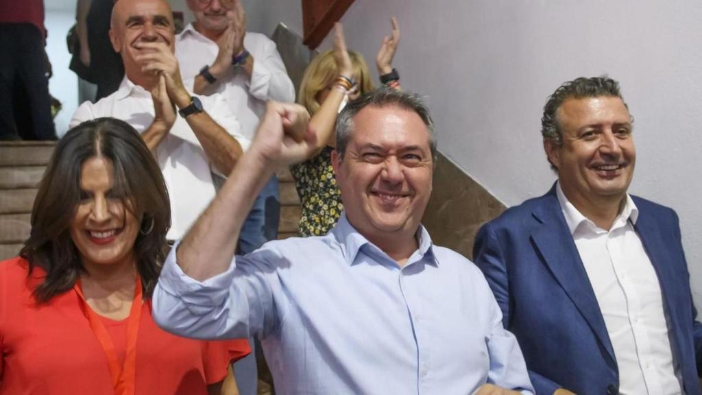 El secretario general del PSOE andaluz, Juan Espadas, junto al presidente de la Diputación, Javier Fernández, n una imagen de archivo del pasado 23 de julio.