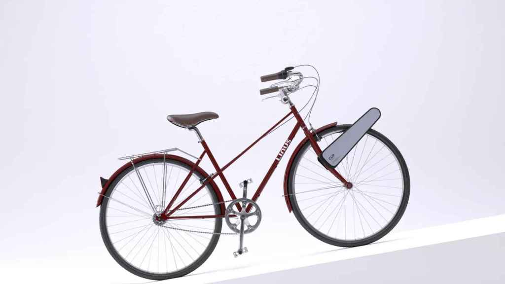 Una bicicleta tradicional con CLIP instalado en la rueda delanera