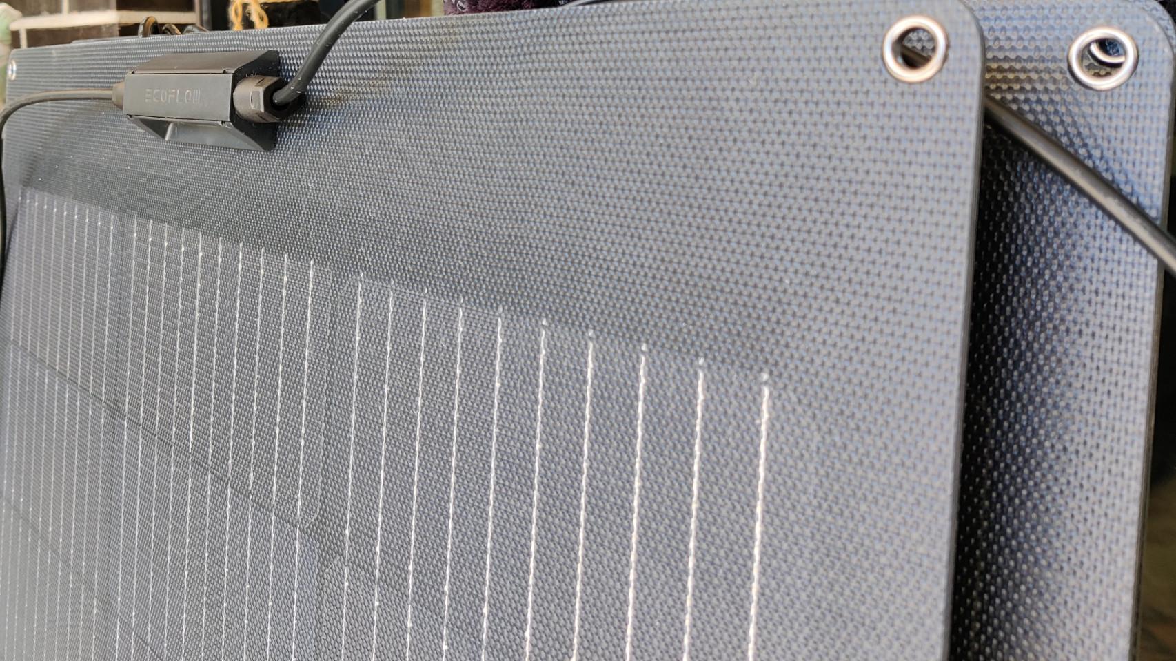 Los paneles solares flexibles cuentan con arandelas para instalarlos fácilmente