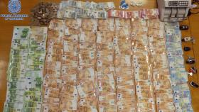 40.000 euros intervenidos en Santiago de una organización criminal dedicada a la prostitución y venta de estupefacientes