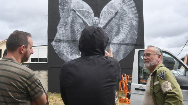 Visita del alcalde a los murales.