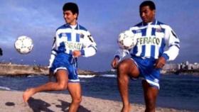 Bebeto y Mauro Silva en la playa de Riazor en una foto de archivo.