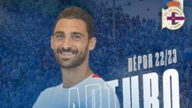 Arturo en su anuncio de fichaje por el Deportivo.