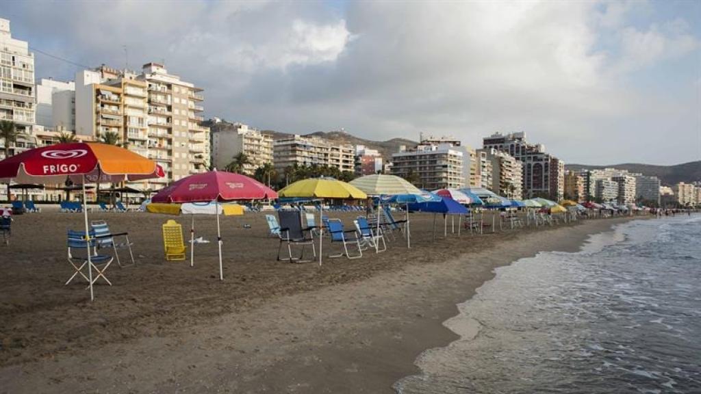 Varias sombrillas colocadas a primera hora de la mañana en Valencia.