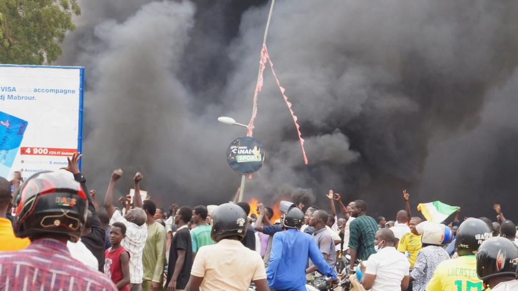 Cientos de seguidores del golpe de Estado se manifiestan ante la Asamblea Nacional, en Niamey.