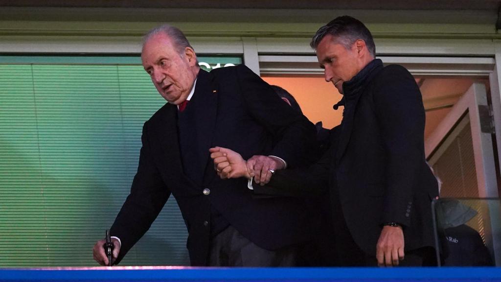 Juan Carlos asistiendo al fútbol, el pasado mes de abril, en Londres. Lució su anillo plateado.