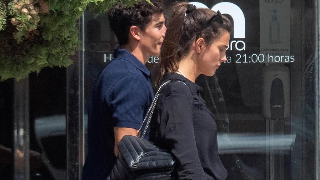 Gemma y Marc llegando al tanatorio para velar los restos mortales del hermano de la 'influencer'.