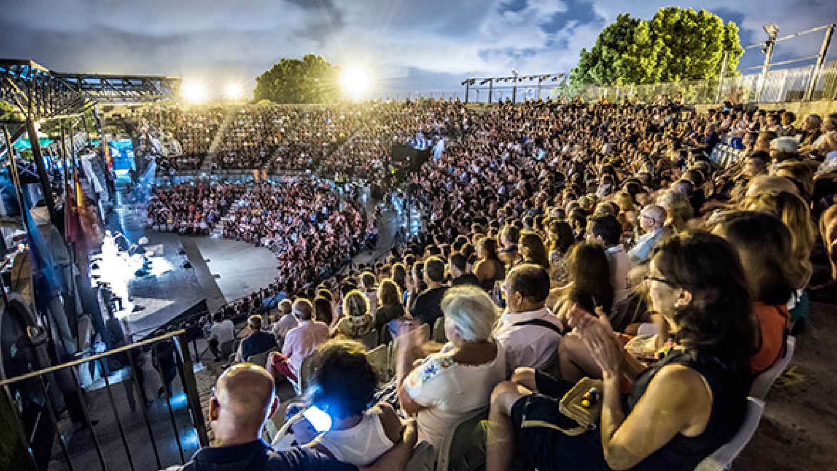 El espectacular auditorio al aire libre del Parque Almansa de San Javier acoge las obras de teatro del certamen.