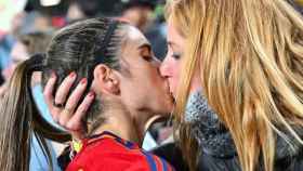 Imagen del beso entre Alba Redondo y Cristina Monleón.