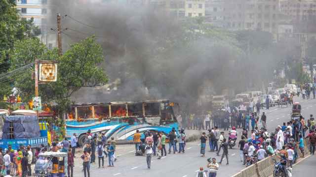 Un autobús incendiado durante los enfrentamientos entre partidarios del Partido Nacionalista de Bangladesh y  partidarios de la Liga Awami