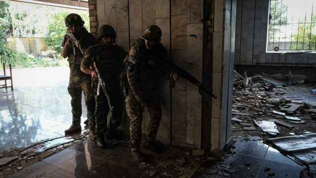 Nuevos reclutas de la Legión Georgiana de Ucrania, un cuerpo de Operaciones Especiales, durante su fase de entrenamiento en entornos cerrados