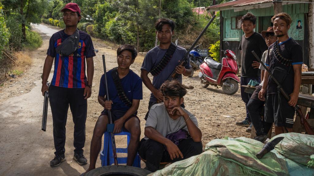 Jóvenes armados en Manipur