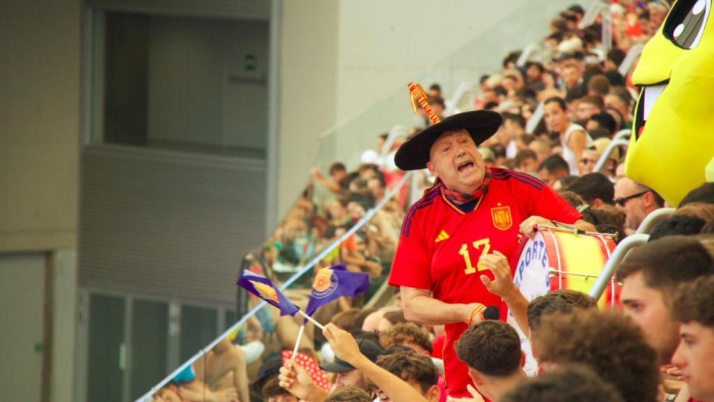 Manolo 'el del bombo' anima al público durante la primera semifinal de la King's League