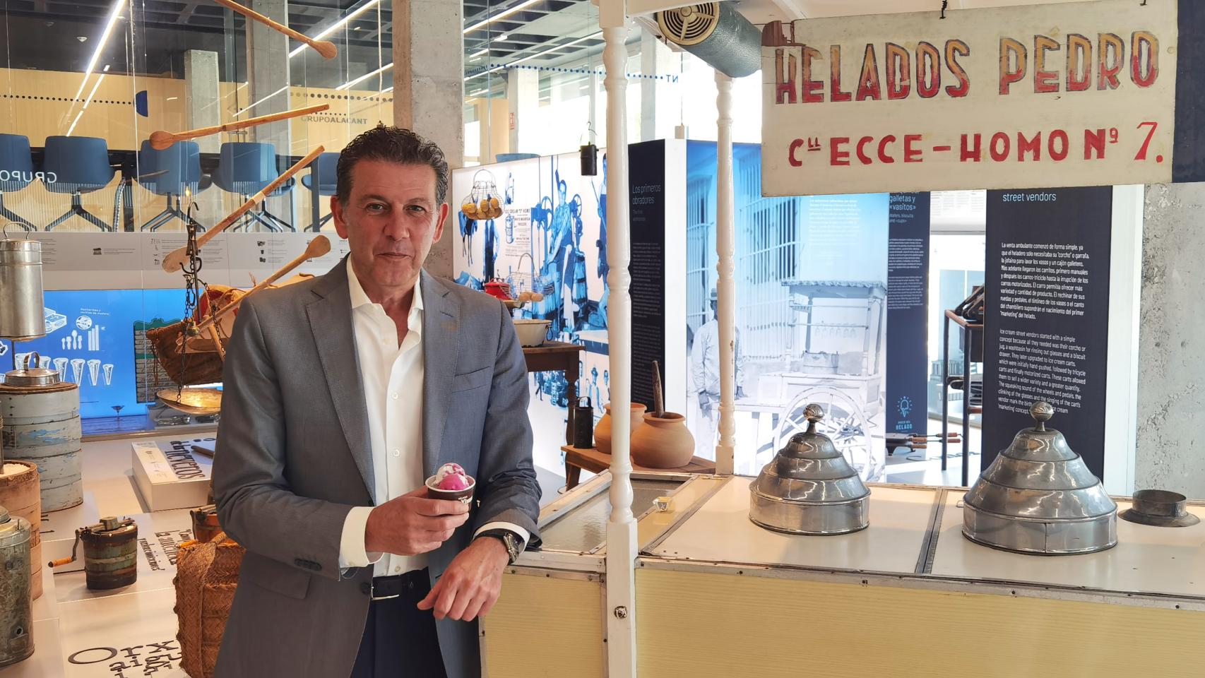 Joaquín Lancis, director de Helados Alacant, en el pequeño museo que tienen en su sede de Sant Vicent del Raspeig.