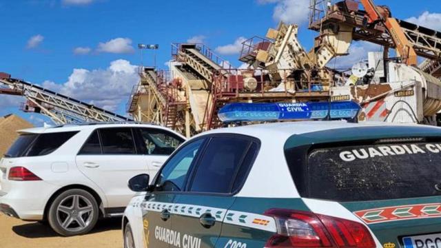 La Guardia Civil en la gravera en la que ha muerto un joven trabajador