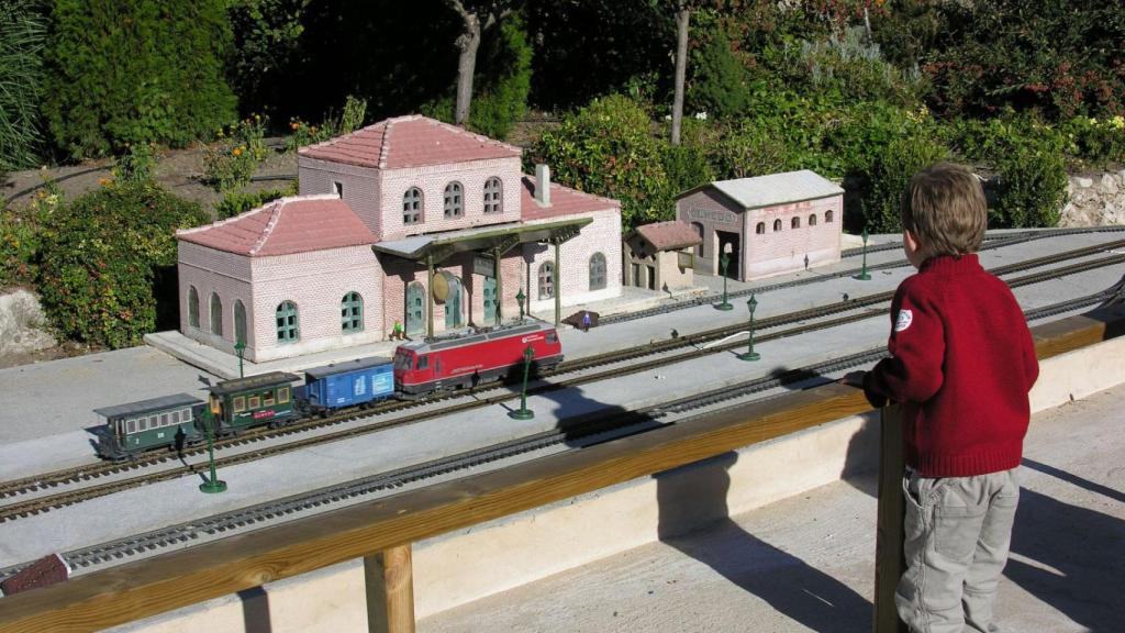 Un niño mirando la estación de tren de Olmedo en el Parque Temático del Mudéjar