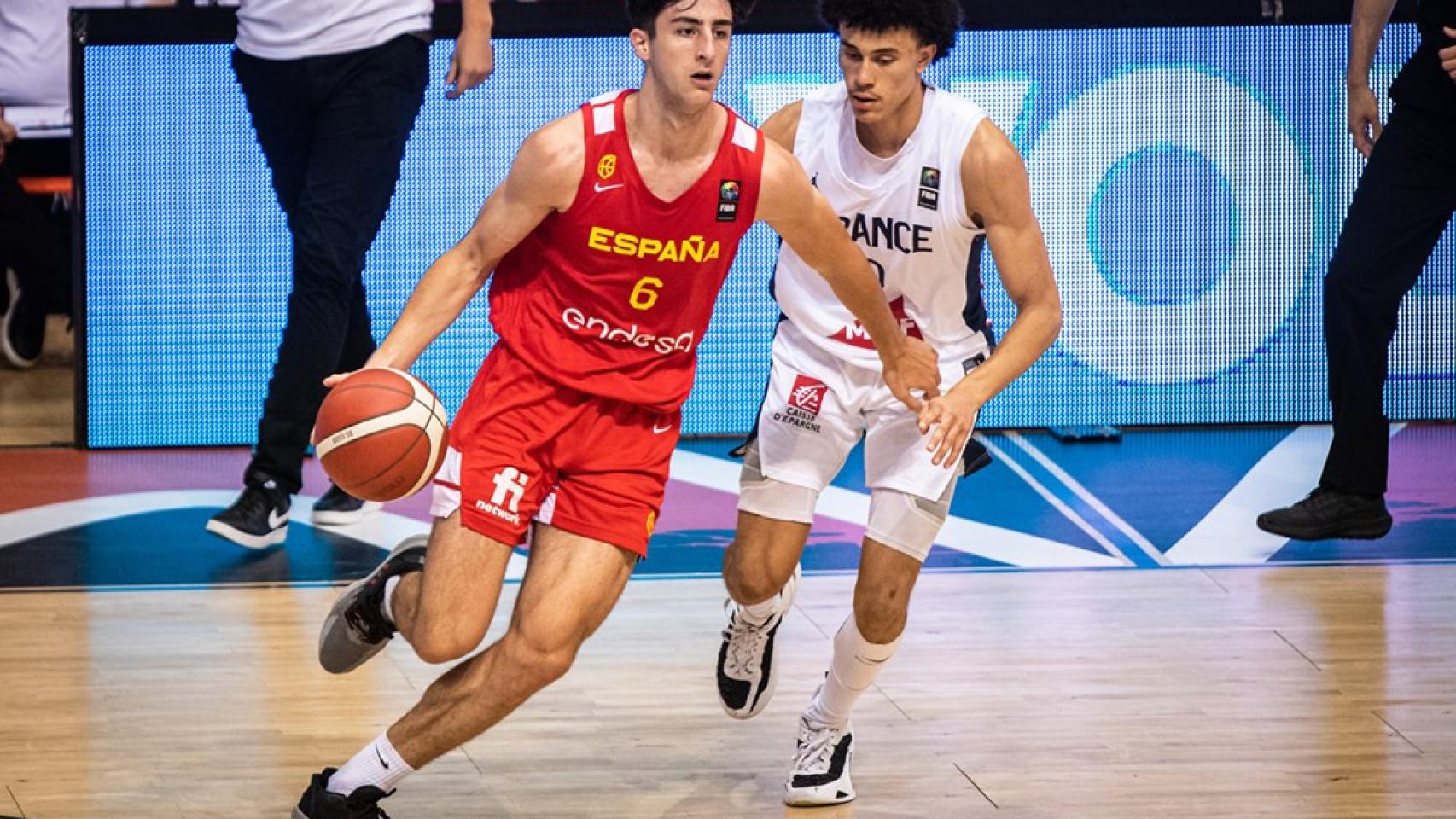 Un lance de la semifinal entre España y Francia en el Europeo sub18 de baloncesto.