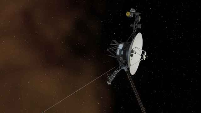 Imagen por ordenador de la sonda Voyager en el espacio