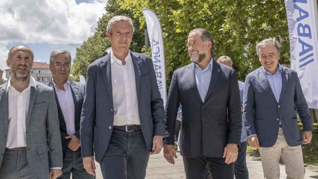 El alcalde de Ourense, Gonzalo Pérez Jácome; el presidente de la Deputación, Luis Menor; el presidente de la Xunta de Galicia, Alfonso Rueda; el presidente de ABANCA, Juan Carlos Escotet Rodríguez, y el consejero delegado de ABANCA, Franciso Botas.