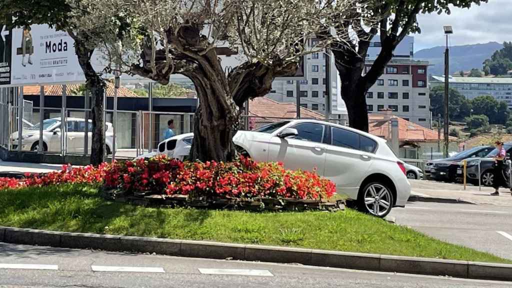 El coche encajado en una de las jardineras de Gran Vía, en Vigo.