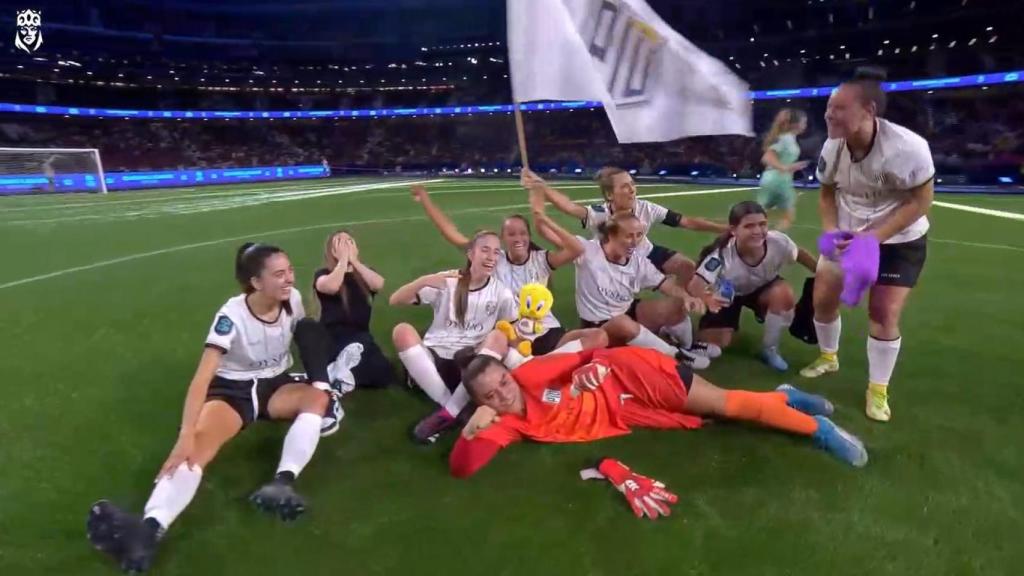 Las jugadoras de Pio celebran el triunfo en la final