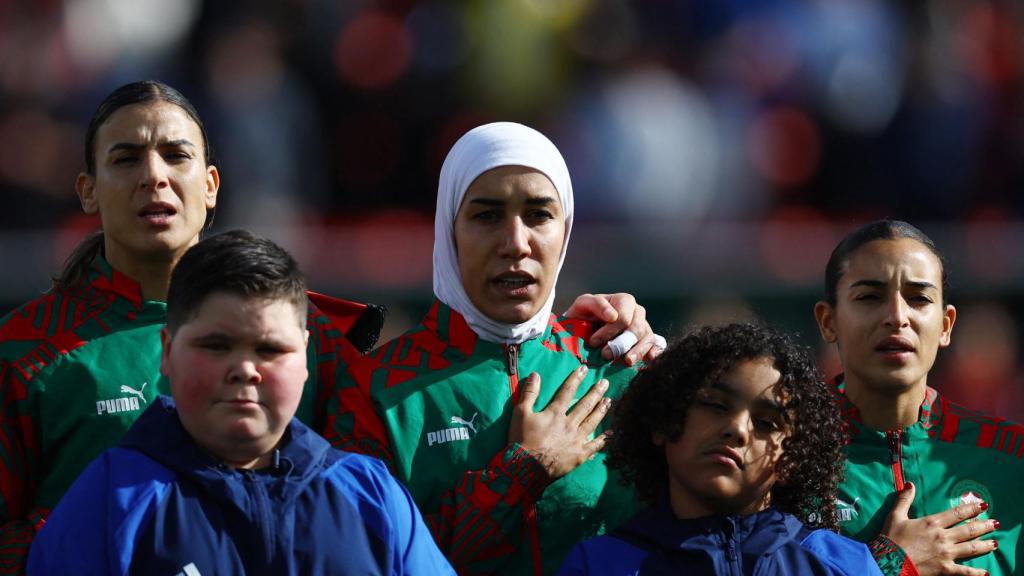 Nouhaila Benzina, durante el himno de Marruecos en el Mundial