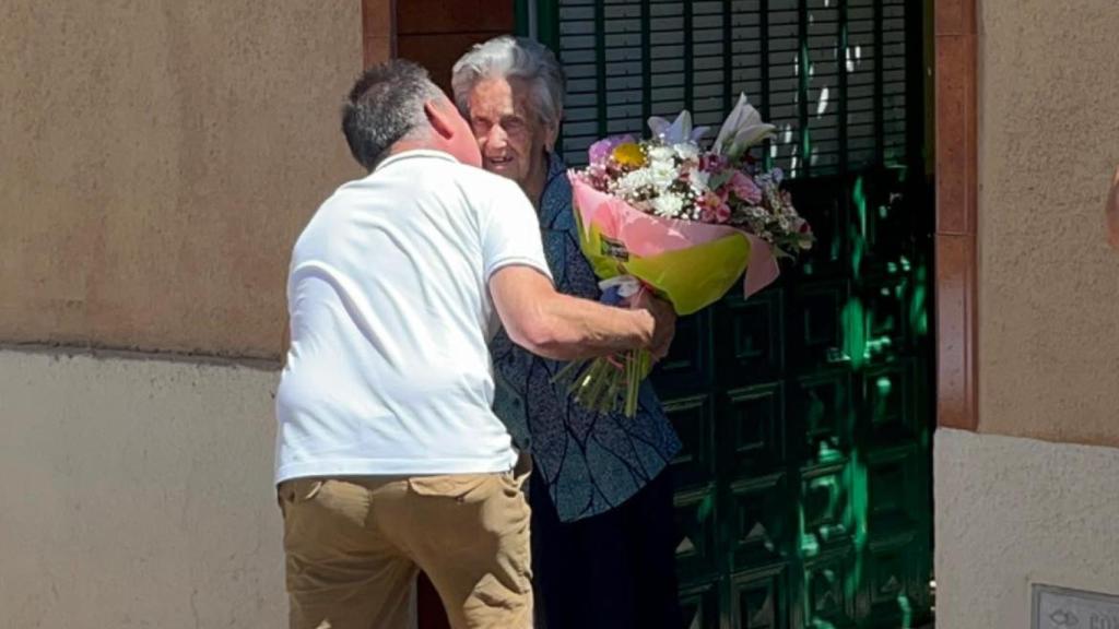 Eladia recibiendo el ramo de flores