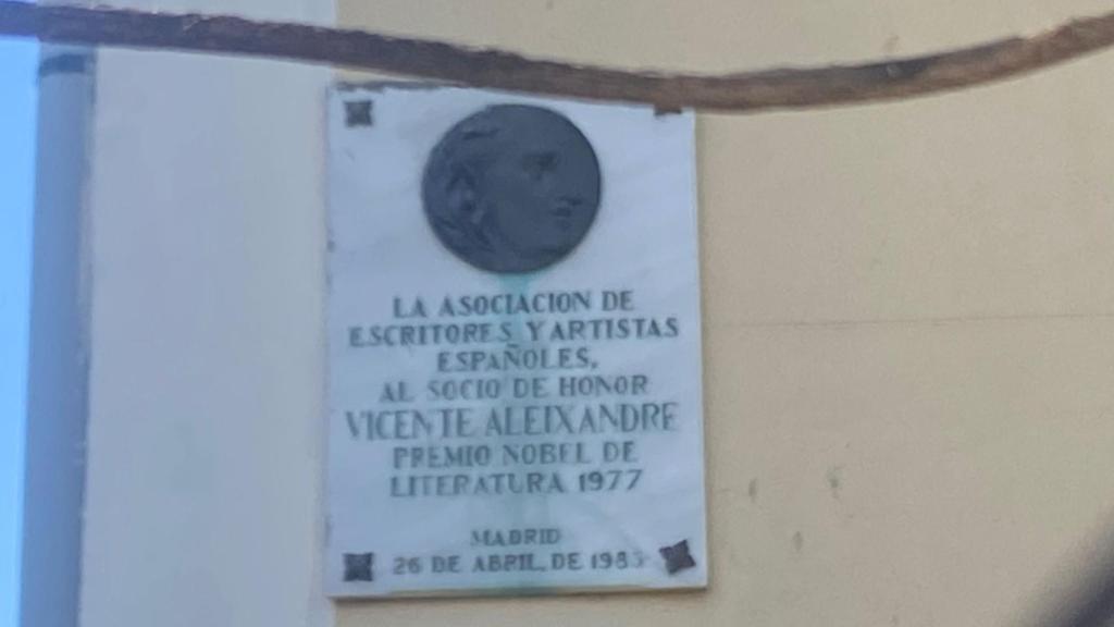 Placa conmemorativa que luce en la casa de Vicente Aleixandre de la Asociación de Escritores y Artistas Españoles.