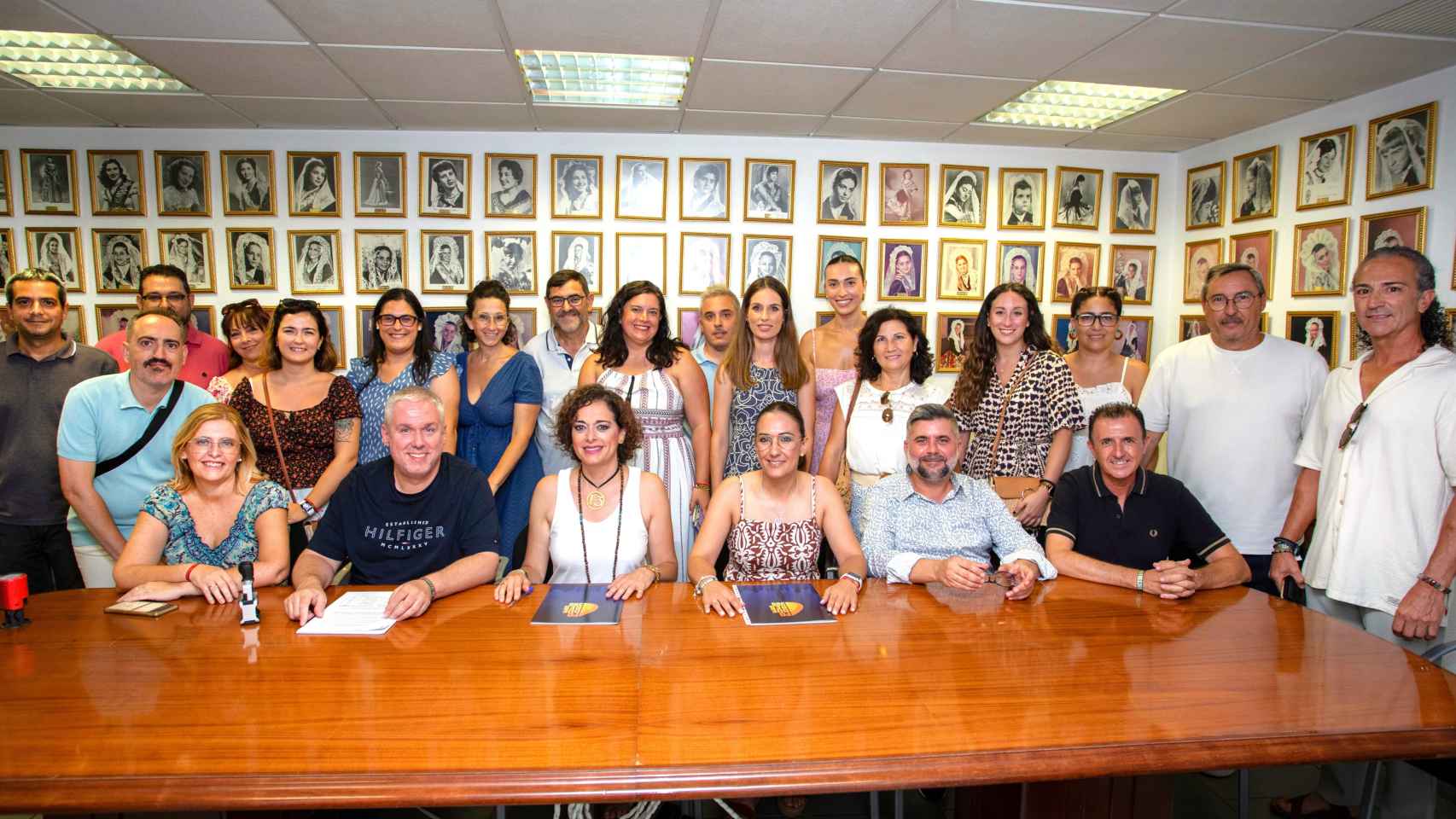 El equipo de Toñi Martín-Zarco, centro, el día del registro de candidatura.