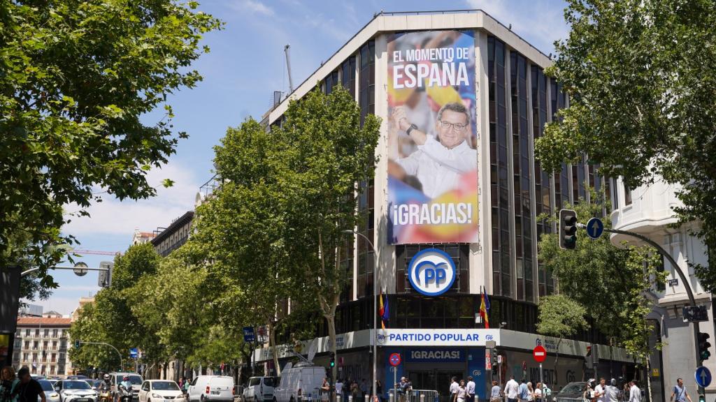 La nueva lona colocada por el PP en la sede de la Calle Génova tras su victoria el 23-J.