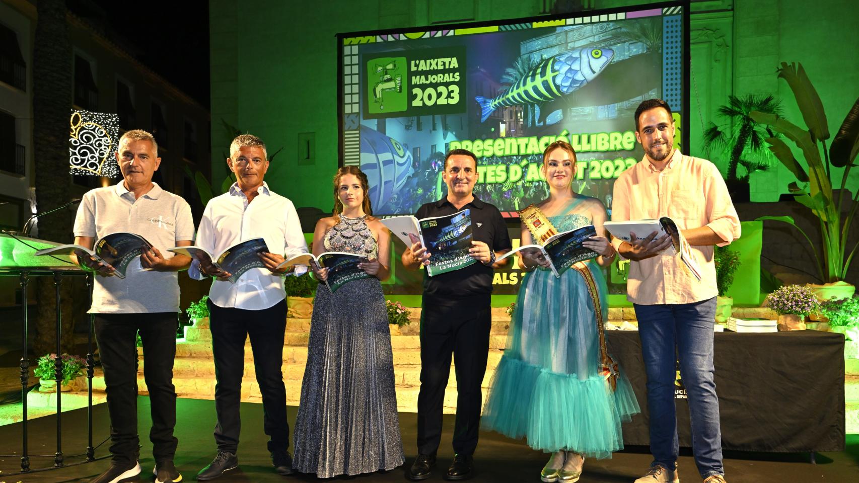 La reina Teresa Mercado, la futura reina Marta Ferrer, Diego Llorca de las peñas, Baptiste Llorens de Majorals, Cristóbal Llorens concejal y Bernabé Cano, alcalde.