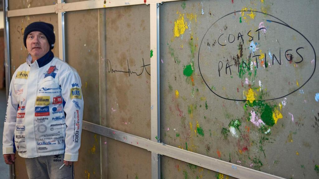 Damien Hirst junto a una de sus 'Coast Paintings', 2021. © Damien Hirst and Science Ltd. All rights reserved, DACS/ArEmage 2023