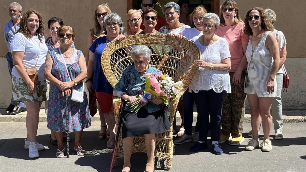 Eladia con su ramo de flores y las amigas que se lo regalaron