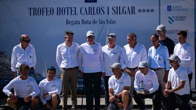 Juan Carlos I recoge con el 'Bribón' el premio de las regatas de Sanxenxo