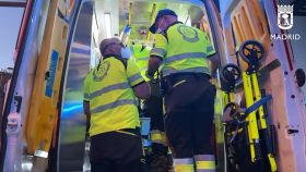Sammur 112 atiende en la ambulancia al herido en Malasaña.