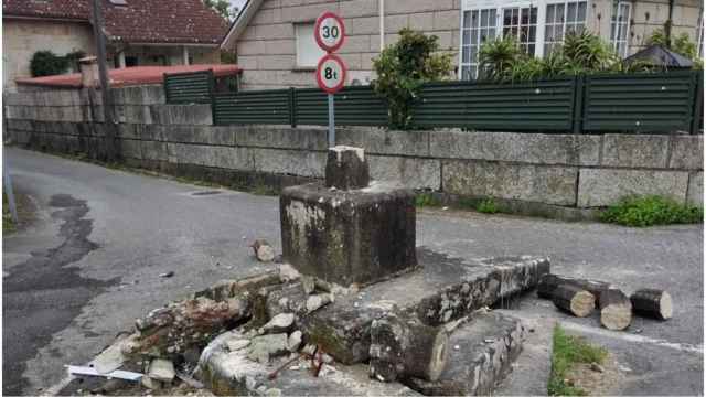 Restos del Cruceiro do Montiño tras el accidente