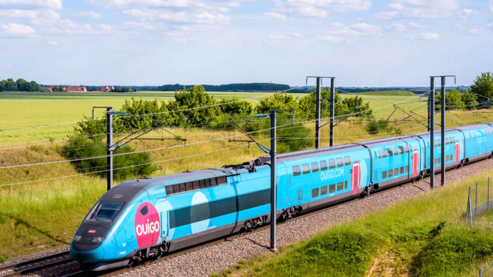 Un tren de alta velocidad TGV Ouigo en el campo.