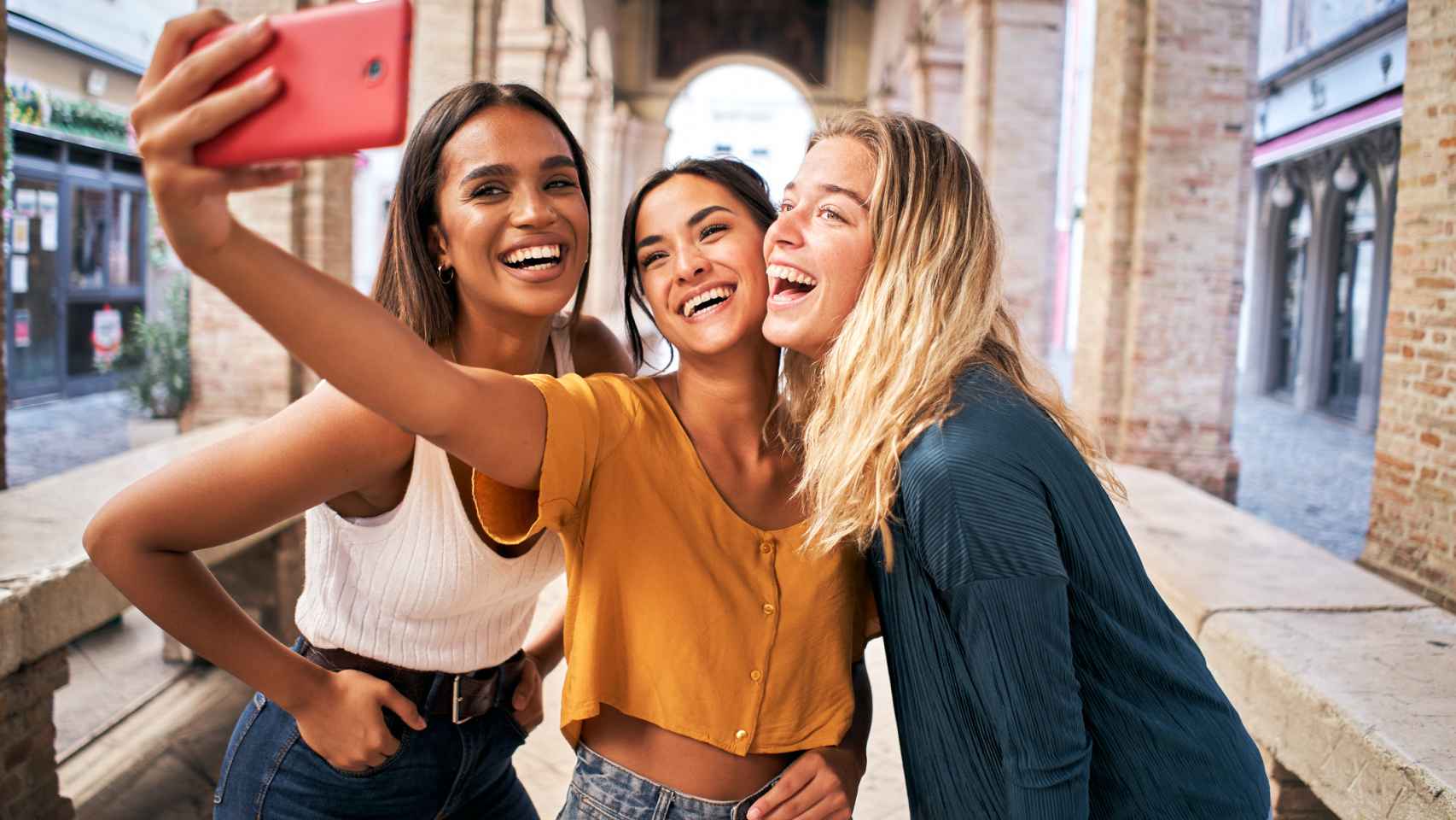 Tres mujeres haciéndose un selfie
