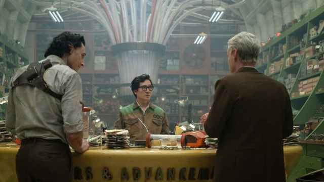 Ke Huy Quan junto a Tom Hiddleston y Owen Wilson en la segunda temporada de 'Loki'.