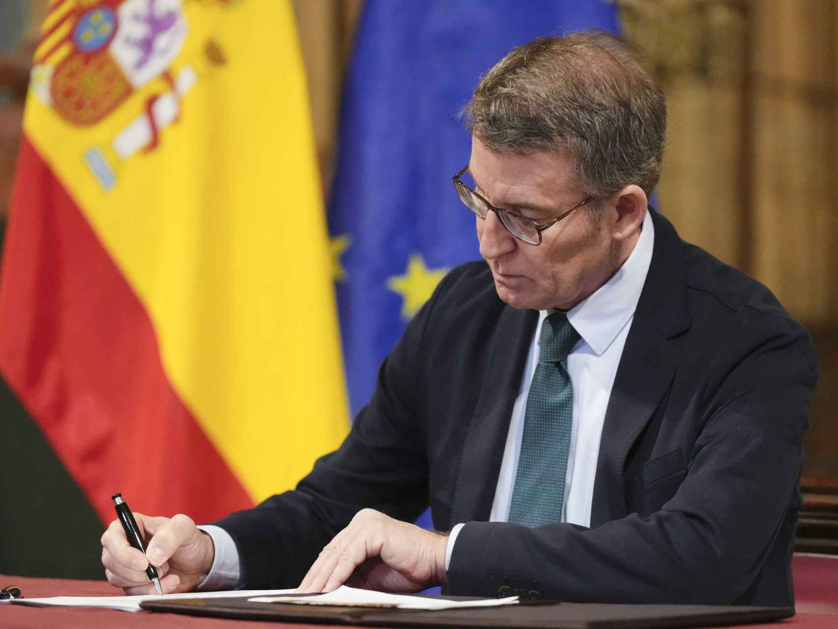 Alberto Núñez Feijóo firma su Plan de Calidad Institucional, el pasado 23 de enero en Cádiz.