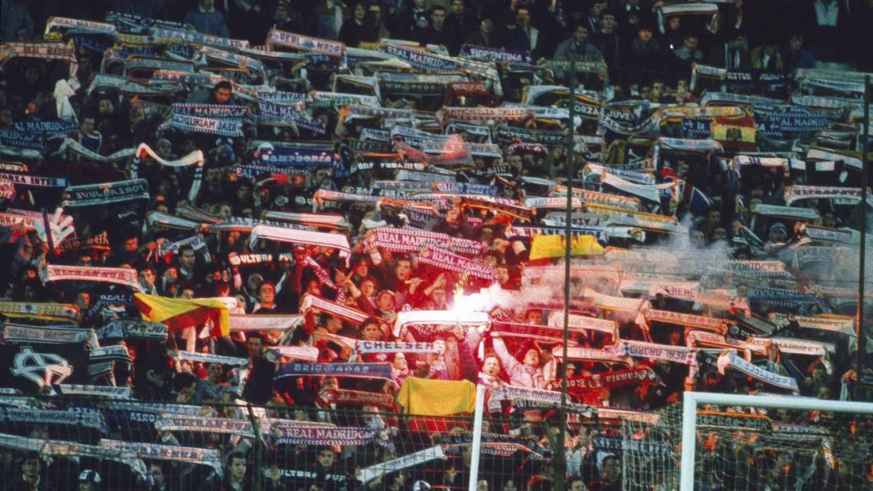 Fondo sur del Bernabéu en 1991, en plena eclosión de los 'skinheads'