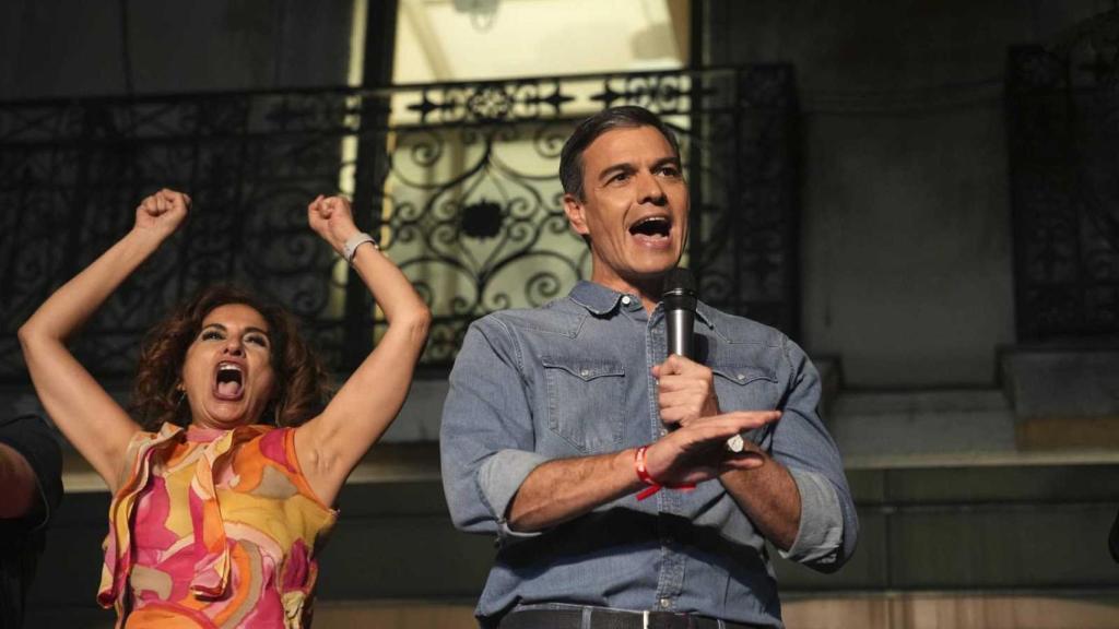 María Jesús Montero y Pedro Sánchez, durante la noche electoral.