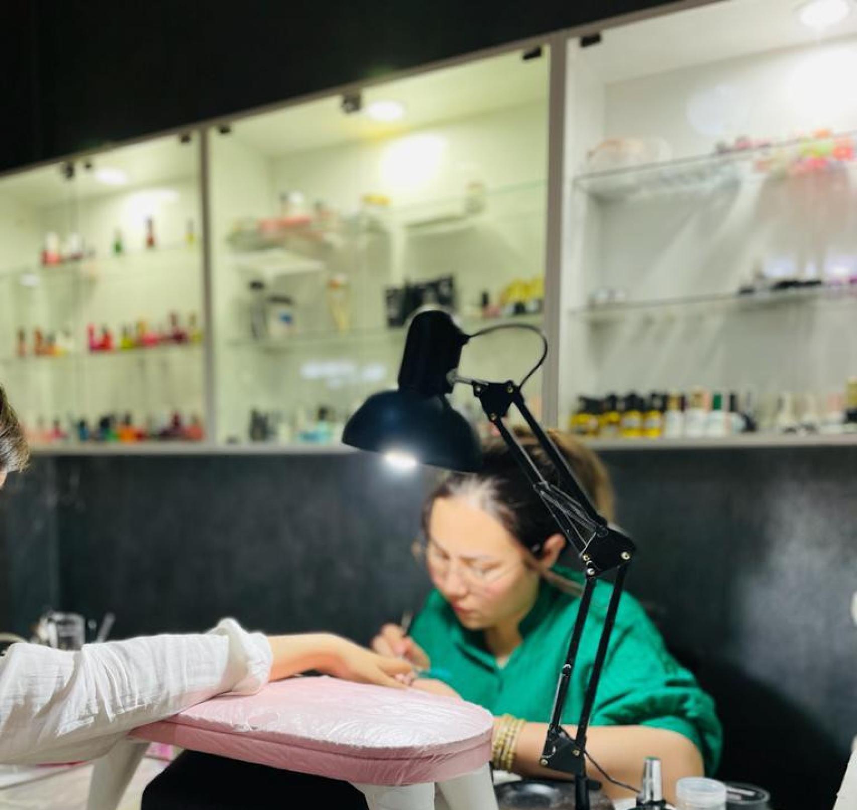 Kobra trabajó como manicurista desde 2013 en un salón de belleza de Kabul.