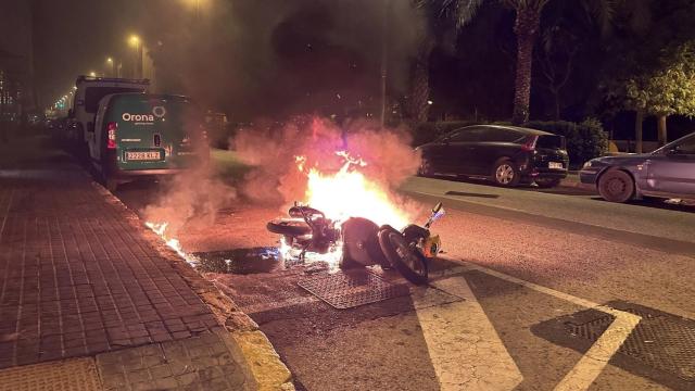 La motocicleta, en llamas.